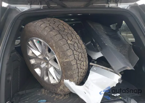 2023 Chevrolet Suburban 4Wd Premier z USA, uszkodzony, nr VIN 1GNSKFKDXPR466408